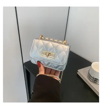 Damenhandtasche mit Kettenverschluss, kleine Umhängetasche, silberfarbene Tasche, Rauten-Steppung, beliebte Damenhandtasche, Mini-Schultertasche mit quadratischem Schnitt - 9