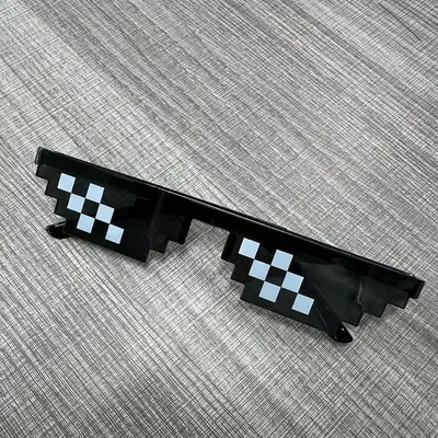 Mosaik-Pixel-Sonnenbrille, lustiger Anime-Stil - 4