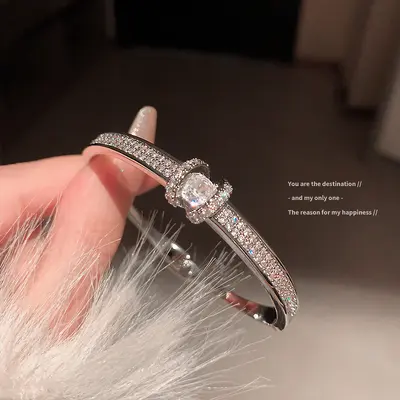 In Europa und Amerika grenzüberschreitende, mit Diamanten besetzte runde Buchstabenarmbänder, übertriebenes Temperament, modische Armbänder, leichter Luxus und hochwertiger Schmuckgroßhandel für Frauen - 10