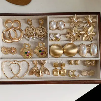 Silber-Perlen-Fischschwanz-Ohrringe im Metallic-Stil