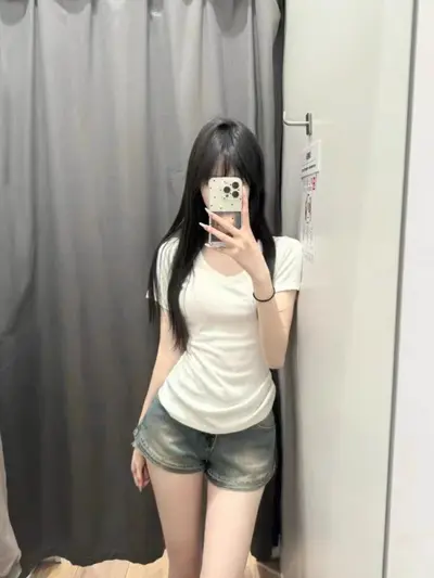 American short-sleeved right shoulder V-neck T-shirt for women in summer, slim fit hot girl style, versatile slimming design, niche ice silk breathable top