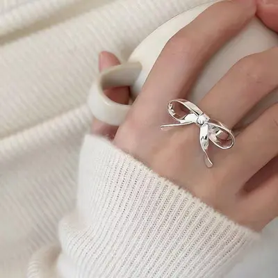 925er Silberring mit asymmetrischem geometrischem Design für Frauen, 2024 neues Nischen-Design-Konzept, eleganter Zeigefingerring - 9