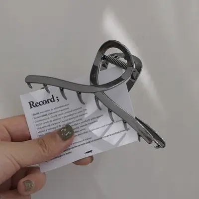 High-quality alloy hair clip for the back of the head, 2022 new simple spray painted large shark hair clip hair accessory. - 13
