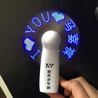 Yanıp sönen karakterlere sahip özelleştirilmiş reklam destek hediyeleri, mini el tipi ışıklı ısmarlama yaratıcı küçük fanlar, numuneler aynı gün gönderilecektir