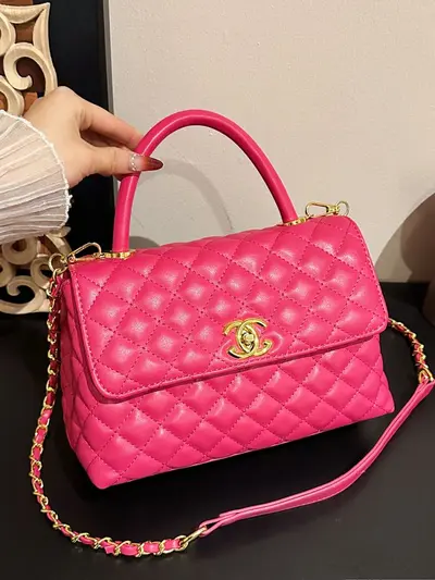 Damen-Umhängetasche mit Rautensteppung und Kette