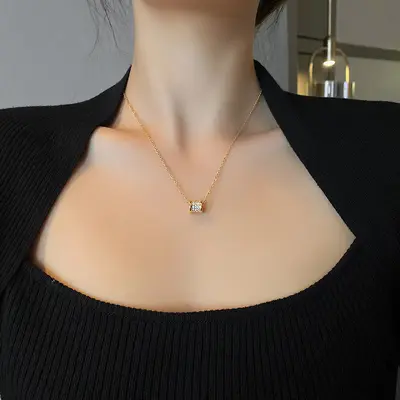Factory price copper micro-inlaid real gold plated titanium steel women's necklace, lightweight luxury niche summer clavicle chain, high-end design.