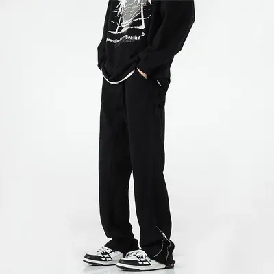 Schwarze Jeans mit Reißverschluss-Schlitz, gerades Bein, leicht ausgestellt