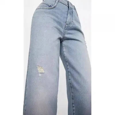 Kadın yıkamalı kot pantolon, düz kesim, yırtık detaylı, geniş paça