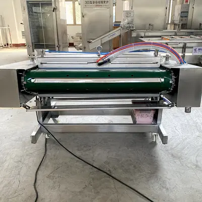 Continuous vacuum sealing machine for meat and seafood