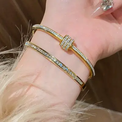 Gypsophila Titanstahl-Armband mit kleinem Taillenbund für Frauen, hochwertiges flaches Ring-Armband, Handschmuck-Armband, zugänglicher Luxus im Nischensegment