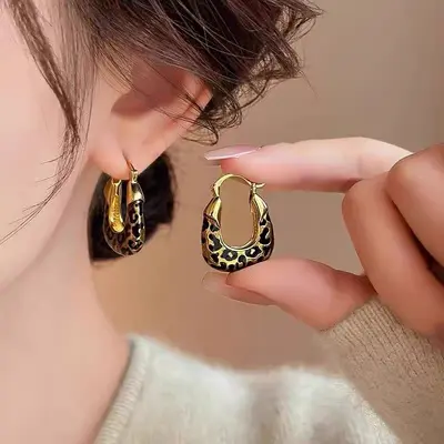 Kadınlar için retro leopar desenli U şeklinde küpeler 2025 yeni popüler niş benzersiz küpeler sonbahar ve kış erişilebilir lüks üst düzey küpeler