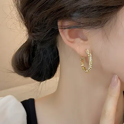 Gümüş iğne ışığı lüks üst düzey küpeler niş kişilik tasarımı kadınlar için abartılı küpeler moda mizaç küpeler toptan