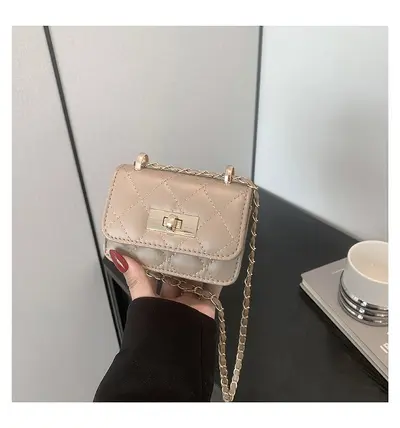 Damenhandtasche mit Kettenverschluss, kleine Umhängetasche, silberfarbene Tasche, Rauten-Steppung, beliebte Damenhandtasche, Mini-Schultertasche mit quadratischem Schnitt - 10