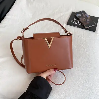 Schlichte Eimertasche 2025 mit V-Detail, Umhängetasche - 10