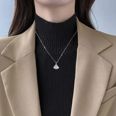 Elegantes Katzenauge-Stein-Design Fächerförmiger Rock Damen Titan-Stahl-Halskette Vielseitig 18K Gold Premium Leicht Luxus Schlüsselbein-Kette