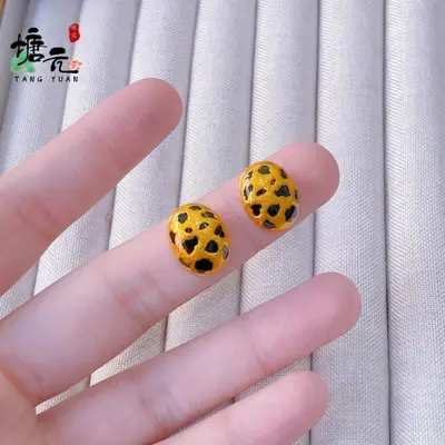 Leopar desenli sarı altın kaplamalı yumurta formlu küpe
