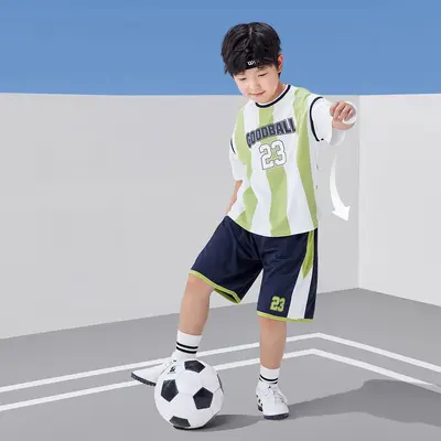 Kinder Sportset aus atmungsaktivem Mesh, Kurzarmshirt und Shorts