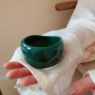 Europäische und amerikanische personalisierte Dopamin-Harzarmbänder, Nischen-Mode, schlichte breite Armbänder, vielseitiger hochwertiger Schmuck, Großhandel