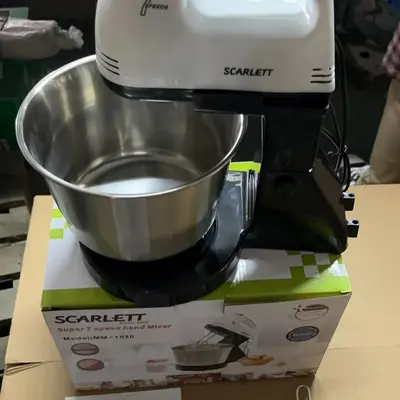 Electric tabletop mixer with stainless steel bowl