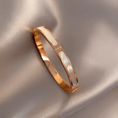 In Europa und Amerika grenzüberschreitende, mit Diamanten besetzte runde Buchstabenarmbänder, übertriebenes Temperament, modische Armbänder, leichter Luxus und hochwertiger Schmuckgroßhandel für Frauen - 7