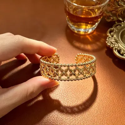 Vintage monogram açık bilezik, pearl kenarlı kadın aksesuarı - 4