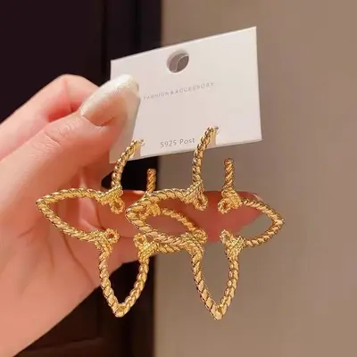 Französische Ohrringe mit durchbrochenem Blumenmuster, Gold-Optik - 1