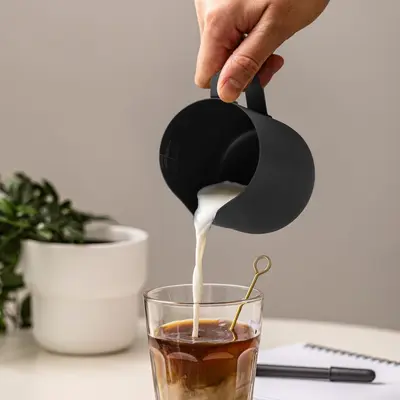 Edelstahl Milchkännchen für Latte Art mit Skala und Ausgießer