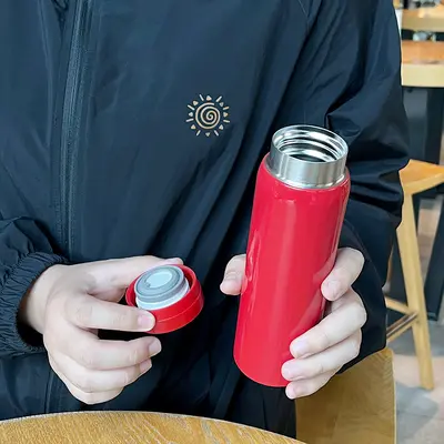 Mini isolierter Becher 304 Edelstahl Vakuum-Taschenglas einfacher frischer Stil unisex Wasserflasche tragbar Geschenk Personalisierung
