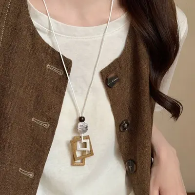 Chinese-style brown pendant necklace with lock design - 10