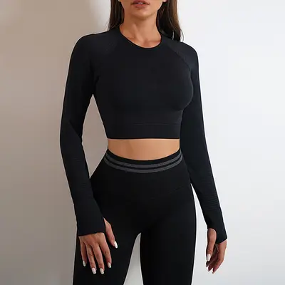 Kadın örgü yoga kıyafeti seti, spor şortu ve fitness üstü - 12