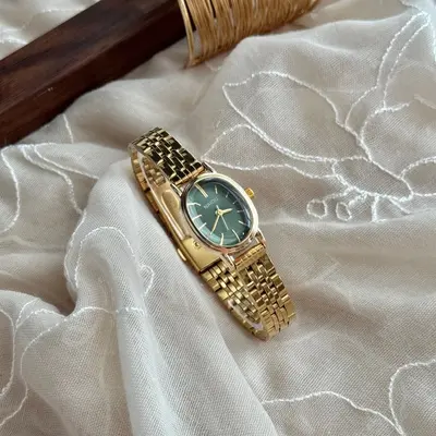 NAIDU Damen-Quarzuhr, goldenes Stahlband, kompaktes Design - 10