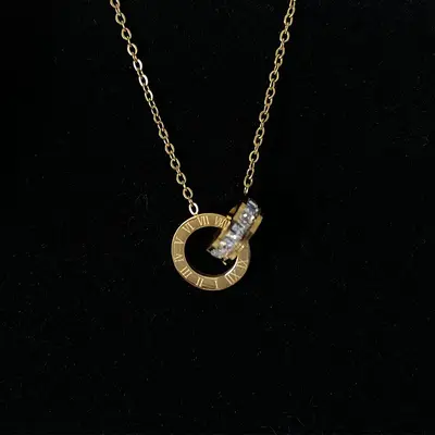 Titanstahl rostfreie römische Ziffern Doppelring-Halskette für Frauen goldener Anhänger leicht luxuriöse Schlüsselbeinkette einfach Internet-berühmter Stil Mode