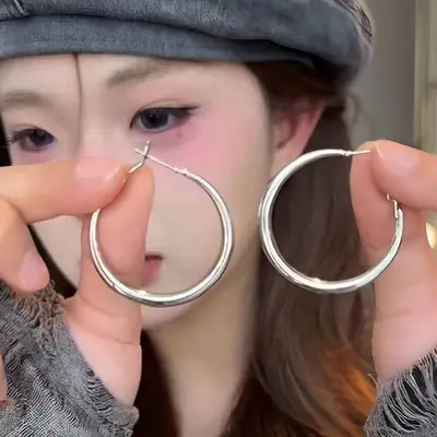 Sweet and Cool Style Spicy Girl Hoop Earrings 2025 New Simple Round Face Earrings Personality Internet Celebrity Circle Accessories - 12