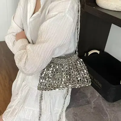 Schlichte Damenhandtasche mit gewebter Perlenkette - 4