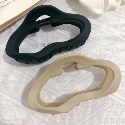 Irregular claw hair clip for women, new premium style, suitable for thick hair at the back of the head, large shark clip, plain hair accessory.