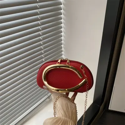 Kleine quadratische Abendhandtasche mit Metallkette - 10