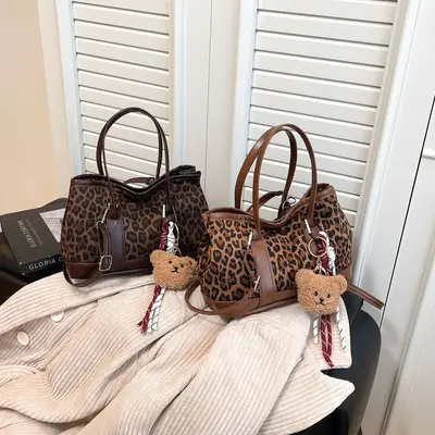 Retro leopar desenli süet kova çanta, çapraz askılı