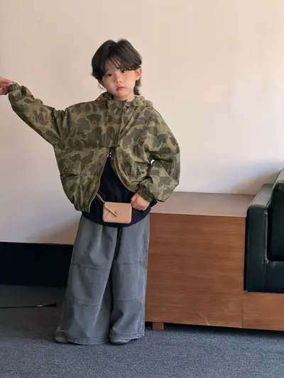 Jungen-Tarnjacke mit Kapuze und graue Cargohose, zweiteiliges Set