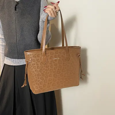 Women's Tote Bag, Large Capacity, Retro Design, Commuter and College - 3