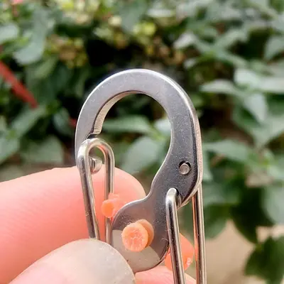 Fabrika doğrudan tedarik hırsızlığa karşı korumalı S şeklinde kilitli toka, düşmeye karşı dayanıklı metal anahtarlık, yaratıcı küçük hediye, mini hızlı kanca tokası.