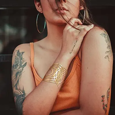 Grenzüberschreitend meistverkauftes europäisches und amerikanisches Stil übertriebendes Metallschnitt-Muster Eisenarmband-Set personalisiertes Drahtarmband