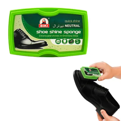 Farbloses Lederpflegeöl und schwarze Schuhcreme mit Schwammbürste