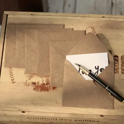Retro quadratische Umschläge und Luxus-Briefpapier