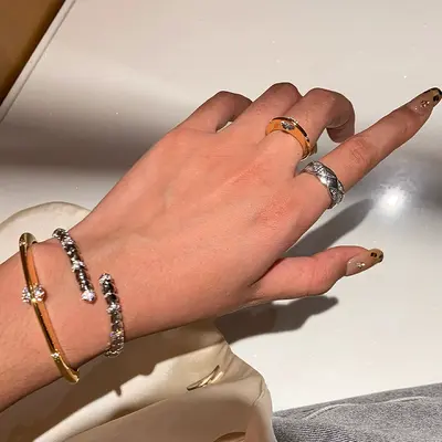 Rotatable Flashing Zircon Bracelet for Women, Lightweight Luxury Niche Design, High-end Feel, Fashion Temperament, European and American Vintage Hand Jewelry