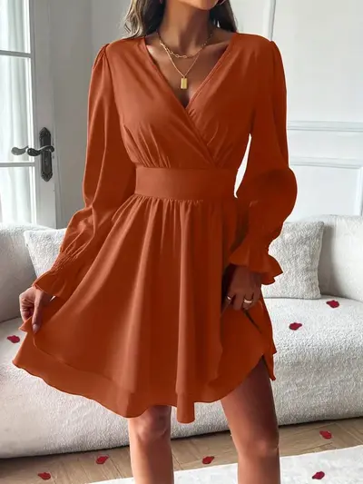 Damenkleid mit V-Ausschnitt, Taillenraffung und doppellagigem Rock