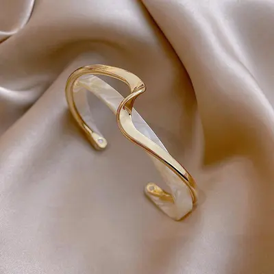 Umweltfreundliches leichtes Luxus-Plattierungsarmband mit gebogenem Metallmuster-Armband für Instagram Nischenentwurf koreanische Mode Internet-Celebrity-Schmuck