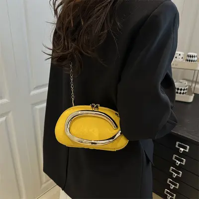 Kleine quadratische Abendhandtasche mit Metallkette - 3