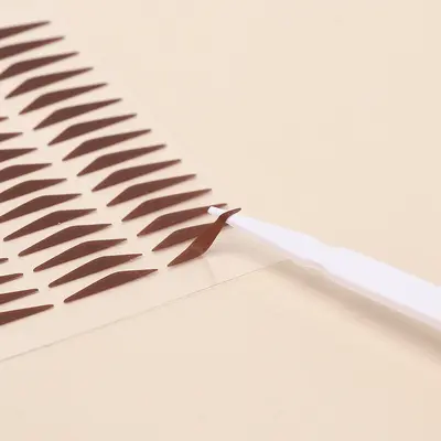 Yeni başlayanlar için fabrika doğrudan tedarik eyeliner damga çıkartmaları, tek parça kalıplama, şişmiş göz kapakları için suya dayanıklı ve ter geçirmez çıkartmalar, göz şekli ayarlı eyeliner çıkartmaları