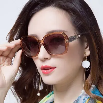 Women's Oversized Retro Sunglasses with UV Protection - 4