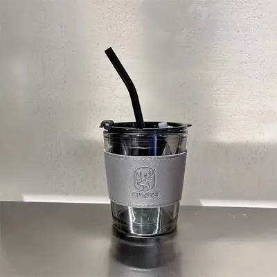 Şık harf şeklinde cam bardak, yüksek estetik değerli, soğuk içecekler ve kahve için uygun, pipetli ve özelleştirilebilir logolu. - 13